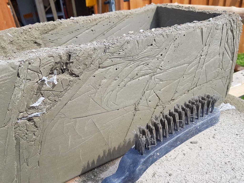 beton-mit-drahtbuerste-bearbeiten
