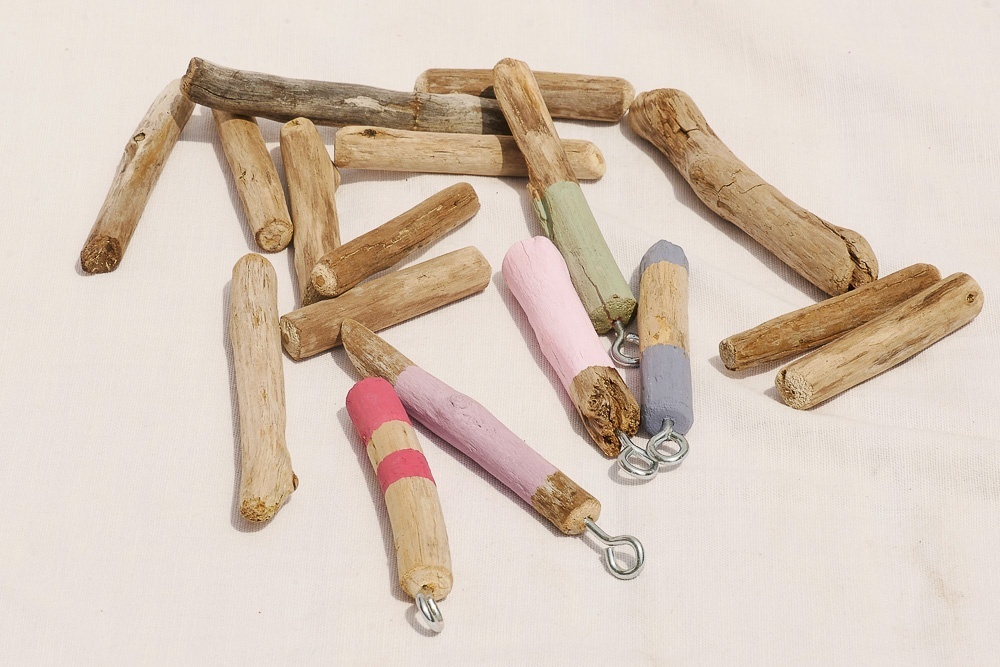 schluesselanhaenger-aus-schwemmholz-diy-projekt treibholz-schluesselanhaenger
