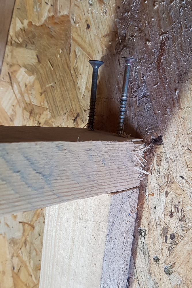 schrauben-in-schraubloechern vorgebohrte-loecher-fuer-verschraubung