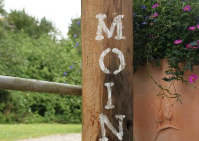 altholzbalken-mit-moin-beschriftung-tuervorsteller