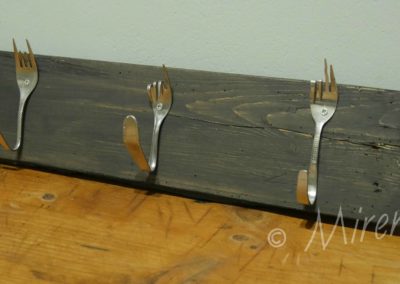 altholz-wandregal-mit-haken-aus-besteck