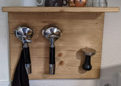 espressobrett-aus-holz-mit-temperhalterung