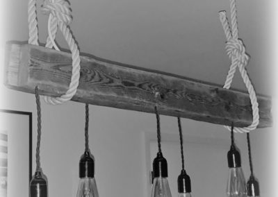 fachwerkbalken-als-esstischlampe
