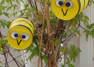 gartendekoration-aus-alten-konservendosen-bienenmotiv